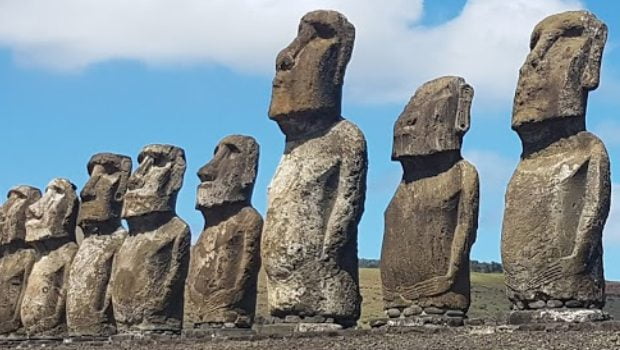 Les statues de l'île de Pâques face à la mer