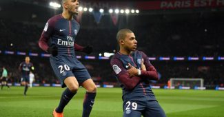 Mbappé en pleine célébration genoux au sol