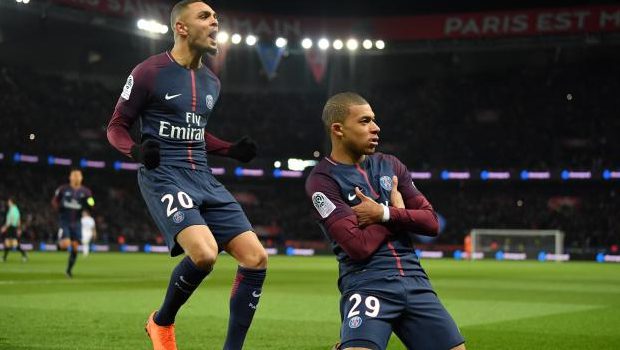 Mbappé en pleine célébration genoux au sol