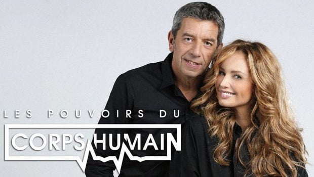 Michel Cymes et Adriana Karembeu prenant la pose