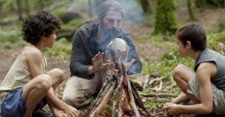 Mathieu Kassovitz en train de se réchauffer les mains