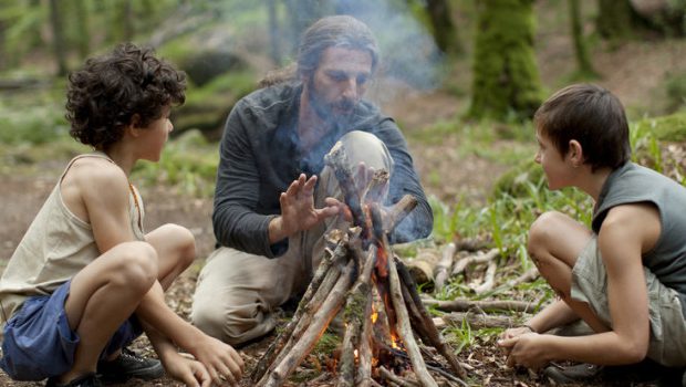 Mathieu Kassovitz en train de se réchauffer les mains
