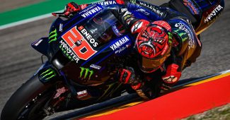 Fabio Quartararo sur sa Yamaha 2021 officielle en pleine courbe