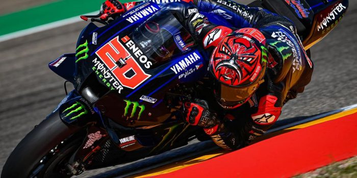 Fabio Quartararo sur sa Yamaha 2021 officielle en pleine courbe