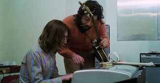 Paul McCartney montrant les bons accords au piano à John Lennon