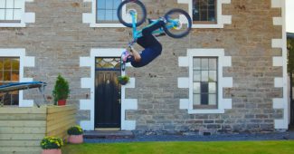 Capture d'écran de la vidéo de Danny MacAskill "Do a wheelie"
