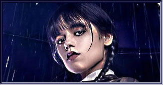 Mercredi dans son uniforme et sous son parapluie