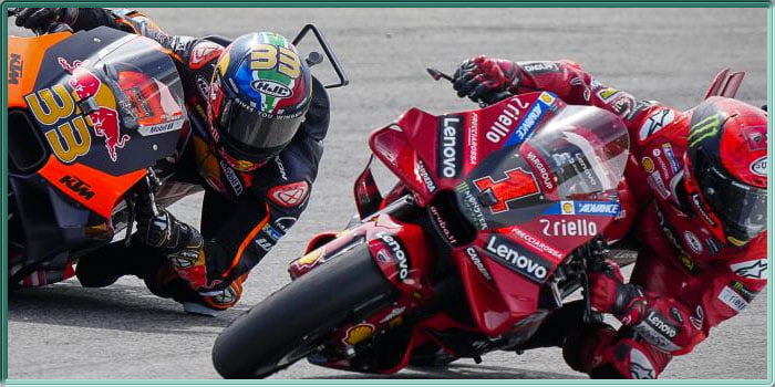 Capture d'écran de Pecco et Brad à l'attaque