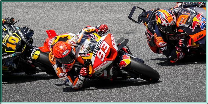 Capture d'écran des pilotes MotoGp Marquez et Miller en pleine attaque