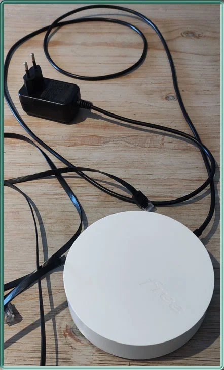 Le Répéteur Wi-Fi Pop avec son alimentation encombrante