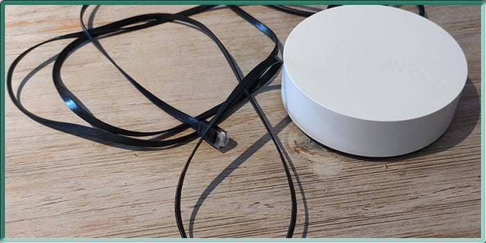 Le Répéteur Wi-Fi Pop avec son câble Ethernet plat