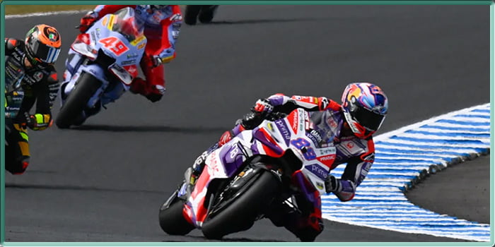 Jorge Martín devant sur sa Ducati Pramac