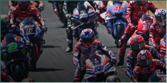 Les pilotes MotoGP au départ sur le circuit d'Assen