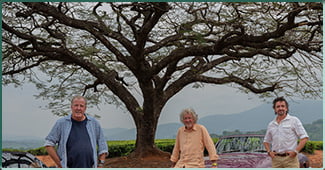 Les 3 animateurs de l'émission "The Grand Tour" durant l'épisode "One for the Road"