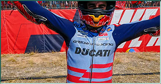 Le pilote MotoGP Marc Márquez célébrant sa première victoire avec une Ducati Gresini