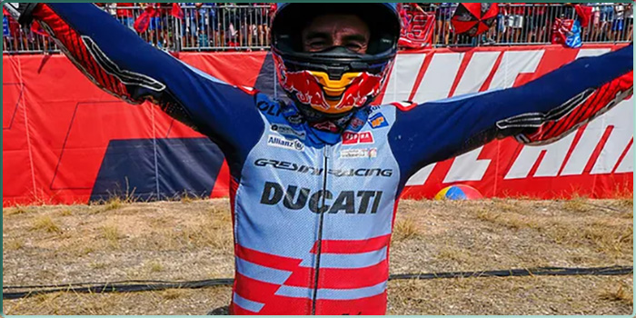 Le pilote MotoGP Marc Márquez célébrant sa première victoire avec une Ducati Gresini