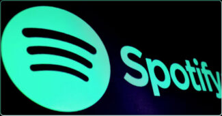 Un écran affiche le logo de Spotify sur le parquet du New York Stock Exchange (NYSE) à New York