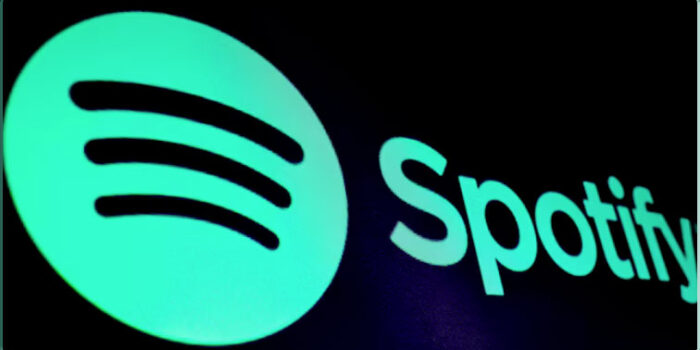 Un écran affiche le logo de Spotify sur le parquet du New York Stock Exchange (NYSE) à New York